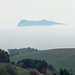 Einer von zwei Hegau-Vulkanen, welche den Nebel überragten
