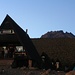 Mawenzi (5148m) und die Speisesaalhütte der Horombo Huts (3715m).