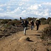 Unser Führer Safieli Mbaka und Träger unterwegs zur Kibo Hut hoch über dem Wolkenmeer.