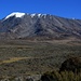 Der Kilimanjaro / Kibo im Fotozoom. Oberhalb der Southern Icefields ist der Uhuru Peak (5891,775m), der höchste Punkt vom Vulkan. Rechts auf dem Grat sind die kleinen Graterhebungen Stella Point (5745m) und Bismarck Towers (5735m). Zudem ist der Gillman's Point (5707,6m) zu sehen, bei dieser kleinen Kuppe erreicht der Normalweg von der Kibo Hut den Kraterrand vom Kibo.