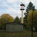 An der höchsten Stelle der Hohen Derst steht diese abgezäunte Funkstation. Früher wurde sie militärisch, heute zivil genutzt.