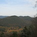 Blick von der Burg Guttenberg nach Nordosten. Rechts hinten der Berg mit dem weißen Turm ist der Stäffelsberg bei Dörrenbach.