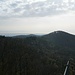 Blick von der Burg nach Südosten, über das dunstige Rheintal zum Schwarzwald.