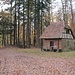 Hinter diesem netten Häuschen geht mein Weg nach rechts weiter. Das Häuschen kann man übrigens betreten, drinnen stehen Tisch und Sitzbänke.