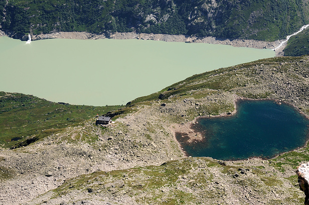 Tiefblick vom Bergseeschijen mit zwei Seen und einer Hütte