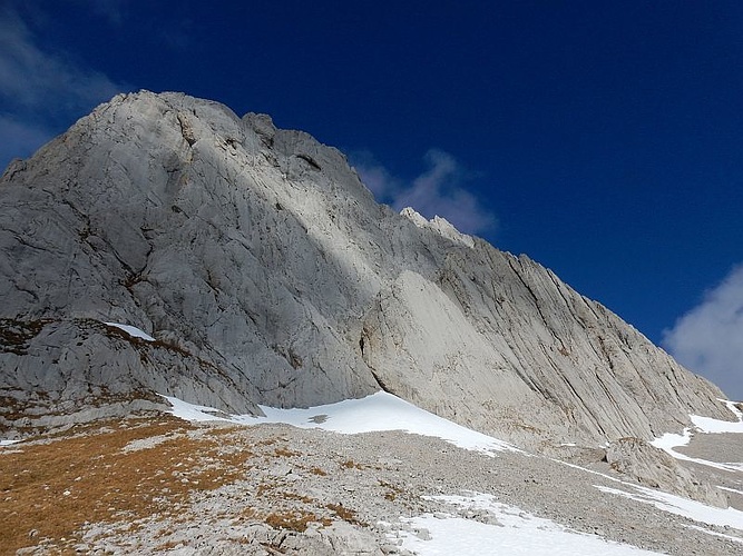 Der Einstieg zum Südkamin klar erkennbar in Bildmitte -... [hikr.org]