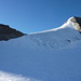 der steile Aufstiegsgrat auf 3400 m, guter Trittschnee