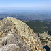 Świnica / Svinica - Ausblick am Gipfel über den etwas niedrigeren Nebengipfel. Im Hintergrund ist Zakopane zu erahnen.