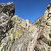 Im Abstieg von der Świnica / Svinica - Durch eine kleine Felsscharte (Skalne Wrótka = "Fels-Törchen") kraxeln wir wieder über einen Seitengrat.