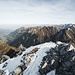 Ein paar Schneereste am Gipfel mit Blick ins Kleinwalsertal