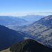 der Rundblick vom Gipfel: hier ein Teil des Großen Walsertals, Walgau, Rheintal und dahinter der Alpstein