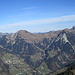 die Berge östlich des Faschinajochs
das [tour159055 Zafernhorn] habe ich einige Tage später über die Südflanke bestiegen.

Im Bericht darüber habe ich einen link zu diesem Foto gesetzt und dazu folgende Erläuterung angefügt:
"Der Güterweg im Abstieg von der Zaferafurka ist deutlich zu sehen. Ungefähr an dem Punkt, bevor er kurz danach einen Bogen hin zu einer etwas unterhalb liegenden Gruppe von Hütten macht, habe ich den Aufstieg begonnen.
Bei dem Wäldchen oberhalb ist links unweit des Grats ein Durchgang erkennbar. Später wenn es keine Pfadspuren mehr hat, dann nach eigenem Gusto auf der individuell am besten gangbarern Route (im Hinblick auf Untergrund und Hangneigung) weiter, zuletzt etwas rechts vom Gipfel zusteuernd"
 