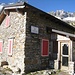 La capanna Como è un rifugio alpino situato a 1790 m s.l.m. e sorge su un poggio panoramico presso il Lago Darengo.