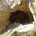 Bronner Höhle, weit größer als es auf dem Bild wahrscheinlich erscheint - die Jägerhaushöhle, in der Knochenwerkzeuge aus der Mittelsteinzeit gefunden wurden, kommt ein paar Minuten später