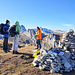 Stelldichein beim ersten Gipfelsteinmann am Roslenfirst