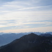 Blick über das Türtschhorn nach Westen - der Glärnisch direkt dahinter/darüber ist einer der markantesten unter den Gipfeln in der Ferne