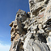 Die ausgesetzte und v.a. oben z.T. brüchige SE-Rinne (II) am Gipfelturm des Tierlaufhore. Hinten links der Fromattgrat, darüber von rechts u.a. Pointe de Cray, Rochers de Naye, Dent und Château d'Oche