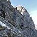 Im ersten Abstieg über die z.T. noch mit Rauhreif bedeckte NNW-Flanke, darüber der Gipfelturm mit dem Kamin