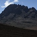 Der zweithöchste Gipfel vom Kilimanjaromassiv ist der Mawenzi dessen höchste Spitze der Hans Meyer Peak (links; 5148m) ist. Weitere herausragende Gipfelzacken sind der Purtscheller Peak (mitte; 5120m) und Londt Peak (rechts; 5067m). In der Mitte besinden sich noch die Felköpfe Borchers Peak (5115m) und Klute Peak (5100m).