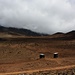 Ein weiterer kleiner Rastplatz östlich vom Middle Red Hill auf etwa 4350m. Der Kilimanjaro / Kibo hat sich in Wolken gehüllt, davor sind die Vulkanhügel Triplets (4545m).