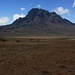 Mächtig steht der Mawenzi (5148m) über der Lavawüste und dem Mawenzi Saddle (4295m) der ihn vom Kibo abtrennt.<br />