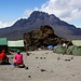 Ankuft bei der Kibo Hut (4699m) mit den vielen Zelten für Träger, Köche und Führer. Dahinter ist der mächtige Mawenzi (5148m).