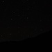 "Tagwach" noch vor Mitternacht - wegen unserem zackigen Aufstiegstempo und dennoch späteren Start gegen 1 Uhr hätten wir gut zwei Stunden länger schlafen können! Beim Aufstieg zum Gillman's Point (5708m) hatten wir sämtliche Bergsteigergruppen schon wieder überholt.<br /><br />Nachtblick zum Kilimanjaro / Kibo: Foto von Teilen der untergehenden Sternbilder Libra (Waage) links oben, Virgo (Jungfrau) am Horizont und der Bildmitte sowie Bootes (Bärenhüter) rechts. Norden ist rechts.