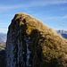 Zweigesichtiger Tierberg-Gipfel. Rechts Grashang, links vertikale Felswand.
