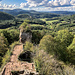 Hier sind wie auf dem Bergfried, der höchsten Stelle der ehemaligen Felsenburg, und haben erneut einen Postkartenblick.