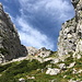 Im Aufstieg zwischen V Koncu und Kokrsko sedlo - Zwischen den steilen Wänden von Kalška gora (links) und Mali vrh (rechts) geht's bergauf.