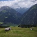Blick ins Tal über Bach Richtung Lechtaler Alpen