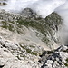 Im Aufstieg zum Grintovec (čez Streho) - Tiefblick an der Abbruchkante. Unten dürfte mit Fantasie der Pfad vom Bivak pod Grintovcem zum Mlinarsko sedlo zu erahnen sein.