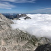 Grintovec - Ausblick am Gipfel. Südlich des Hauptkammes der Steiner Alpen verstecken sich die tieferen Lagen gerade unter einer dichten Wolkendecke.