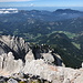 Grintovec - Ausblick am Gipfel: über den Verbindungsgrat zur Kočna hinweg u. a. nach Zgornje Jezersko.