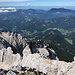 Grintovec - Ausblick am Gipfel: über den Verbindungsgrat zur Kočna hinweg u. a. nach Zgornje Jezersko.