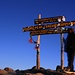 Auf dem höchsten Punkt vom Kilimanjaro / Kibo, dem Uhuru Peak (5891,775m). Das Dach Afrikas ist mein dritter 5000er und zweiter "Seven Summit". Uhuru Peak heisst auf Deutsch Freiheitspitze, passend dazu fühlte ich mich so auf dem höchsten Punkt Afrikas!<br /><br />Im 2011 werde ich nun wohl mit dem Chimborazo (6267m) in Equator meinen ersten 6000er planen.