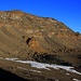 Rückblick auf dem Kraterrand unterhalb vom Stella Point zum Uhuru Peak (5891,775m). Rechts unten ist der Kraterboden vom äusseren Kraterring.
