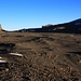 Blick in die Lavaebene vom äusseren Krater. Rechts am Bildrand ist der Kraterrand vom inneren Krater, dem Reusch Crater.