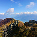 Aussicht vom Pizzo Leone auf den Lago Maggiore. Schön sieht man die herbstlichen Farben des Waldes.