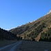 Auf 1800m verliess ich den Wald und wanderte nun flacher ins Val Niemet. Noch war es kühl beim Laufen im Schatten.
