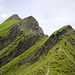 Der Giesigrat, dem man bis auf das Sattelhorn ( hinterster Gipfel) folgt.