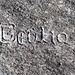 <b>Giulio ha inciso il proprio nome sul macigno vicino al rustico.</b>
