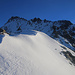 Gratimpressionen auf knapp 2900m auf dem Westgratarm zum Gratvereinigungspunkt P.3024m (rechts). Von dort leitet der Südwestgrat zum Gipfel vom Piz Timun / Pizzo d'Emet (3212m). Mit dem Schnee war der Gratrücken beonders schön zu begehn und vorerst ging ich mit Schneeschuhen weiter.