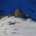 Etwa hundert Meter unterhalb des Westgratarmes an einem Bergweg gelegen ist die Baitella della Val Sterla (2788m). So viel ich weiss, wird die Kleine Biwakhütte jedoch nicht mehr unterhalten.
