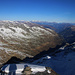 Piz Timun / Pizzo d'Emet (3212m): Gipfelaussicht nach Norden ins Val Niemet mit dem schönen Schattenwurf der Bergkette vom Piz Timun. 
