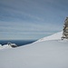 am Gipfel der Hochblasse, die Gumpenkarspitze schaut hinter dem schneebedeckten Grat zur Krähe heraus. 