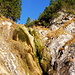 Schöner kleiner Wasserfall im Bergabweg (H2).
