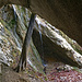 Während dem Aufstieg trifft man auf den tollen Ort mit Höhle und Wasserfall.