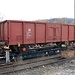 Erinnerung an der Güterverkehr auf der Weißeritztalbahn, aufgeschemelter offener Güterwagen Es (letztbeschaffte Serie dieser Bauart, Hersteller: Vagónka Česká Lípa)
