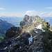 ... zum Aufschwung zum Grat - mit Rückblick zu den beiden Gipfeln des Sigriswiler Rothorns ...